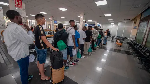 Salida de inmigrantes en direcci&oacute;n a la pen&iacute;nsula / Archivo