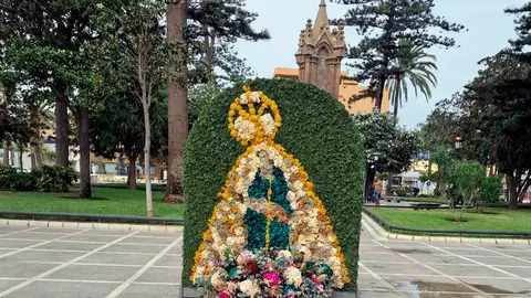Figura de Santa Mar&iacute;a de &Aacute;frica con flores naturales disecadas