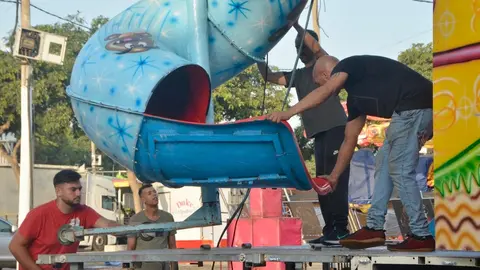  Una cuadrilla de feriantes, desmontando una de las atracciones del recinto ferial / A. Castillo 