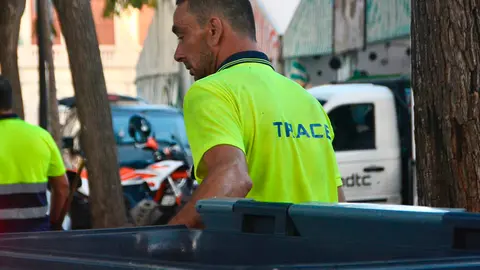 Un operario de TRACE, prestando servicio en el recinto ferial durante la recogida / A. Castillo