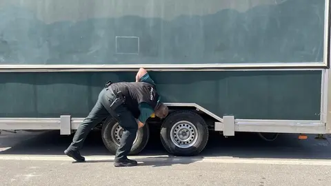  La Guardia Civil coloca el detector de latidos en un cami&oacute;n 
