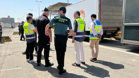 Autoridades participantes en la 'Operaci&oacute;n Feriante'