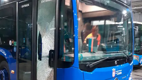 Autob&uacute;s apedreado en la frontera
