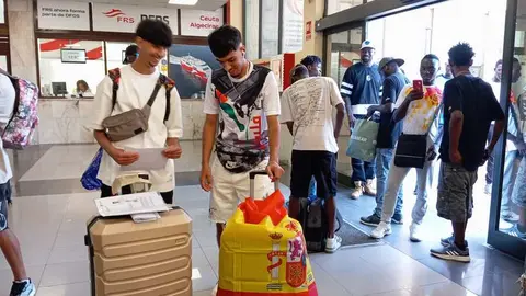 Traslado de residentes del CETI a la pen&iacute;nsula