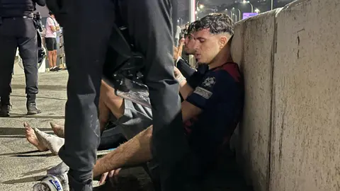 Inmigrantes interceptados en la noche de este domingo en las inmediaciones del tarajal / Mohammed Ettouileb