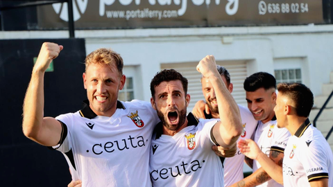 Carlos Hern&aacute;ndez celebra el gol junto a Rodri R&iacute;os. Foto: Abdeselam Mohamed