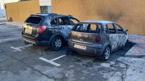 Imagen de los &uacute;ltimos dos veh&iacute;culos calcinados/ Cedida