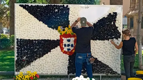 Adorno floral por el D&iacute;a de Ceuta / C&eacute;sar Mart&iacute;n