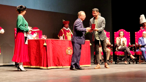 Mohamed Ben Zakour recoge la Medalla de la Autonom&iacute;a concedida a t&iacute;tulo p&oacute;stumo a su padre, Reduan Ben Zakour / Laura Ortiz