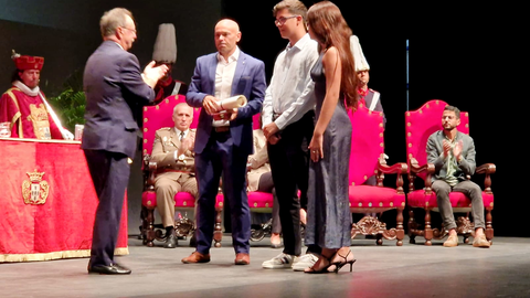 El momento en que el hermano y los hijos de Jos&eacute; Miguel Ant&uacute;nez recogen la Medalla de la Autonom&iacute;a / Laura Ortiz