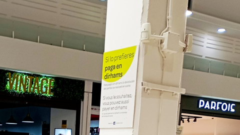 Un cartel indica que se puede efectuar el pago en dirhams, la moneda de Marruecos