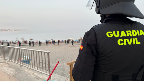 Un agente de la Guardia Civil en las inmediaciones del Tarajal / Archivo