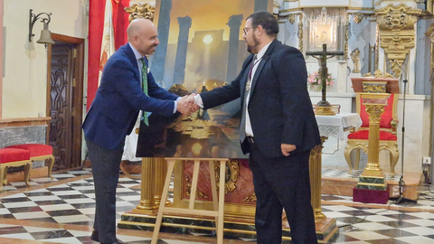 El autor de la obra, Fernando Vaquero, junto al Hermano Mayor de La Flagelaci&oacute;n, Javier Garc&iacute;a Beneroso / Laura Ortiz