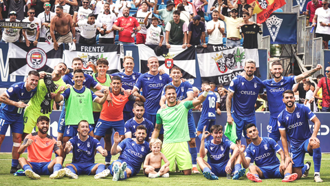 La AD Ceuta FC celebra el triunfo en Marbella con la afici&oacute;n caballa