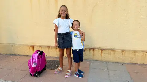 Dos peque&ntilde;os, sonrientes antes de volver a las clases en el 'Ortega y Gasset'/ Dani Hern&aacute;ndez