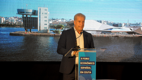 Aurelio Cazenave con el proyecto de la incubadora de alta tecnolog&iacute;a a sus espaldas / Pablo Mat&eacute;s