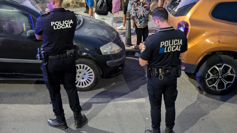 Dos agentes de la Polic&iacute;a Local, vigilantes / Rafa B&aacute;ez