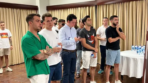 Alguno de los 'influencers', antes de comenzar el acto. En el centro, el peque&ntilde;o Nicol&aacute;s / Dani Hern&aacute;ndez