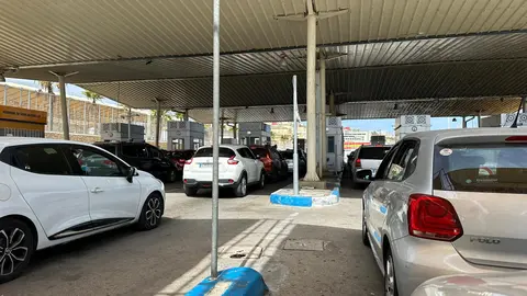 Varios veh&iacute;culos tratan de entrar en Espa&ntilde;a procedentes de Marruecos, hace dos semanas / Archivo