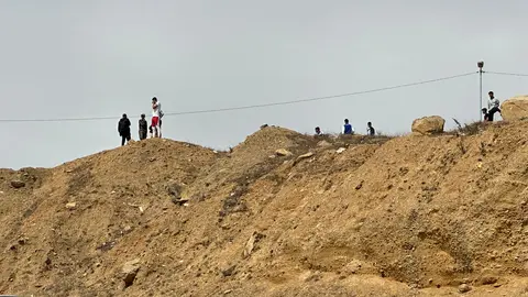 Varios j&oacute;venes esperan su turno para intentar entrar en Ceuta / M.E.E.