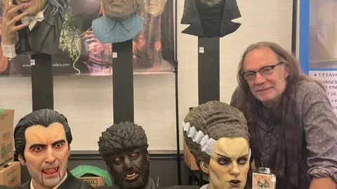 Greg Nicotero, uno de los productores de The Walking Dead, con las reproducciones de los artistas ceut&iacute;es