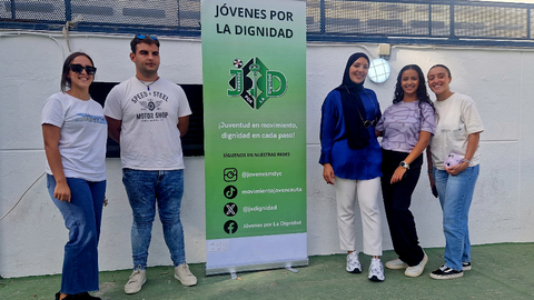 El equipo de J&oacute;venes por la Dignidad, organizados del evento / Laura Ortiz