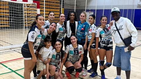 Uche no se pierde el gran debut del Balonmano Estudiantes 