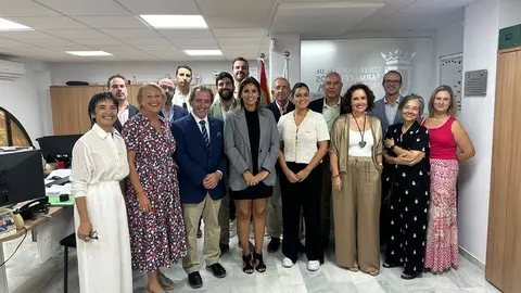 Foto de grupo tras la firma del acuerdo