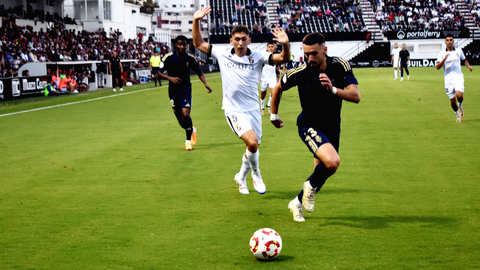 La AD Ceuta FC rompe la muralla defensiva del Recreativo de Huelva 