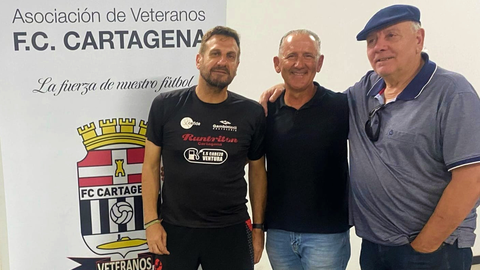Ray, Palomeque y Trasante, con gorra, en un acto en Cartagena