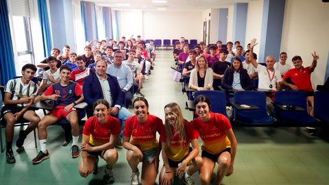 Las triatletas espa&ntilde;olas que participan en la Copa de Europa de Triatl&oacute;n, en el IES Clara Campoamor