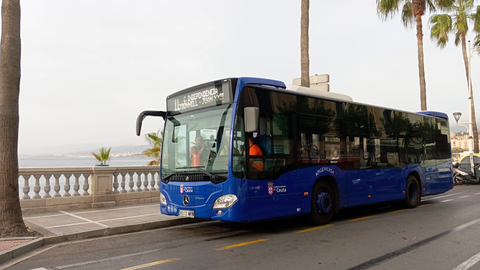 Autob&uacute;s realizando su recorrido en el centro de la ciudad / Archivo