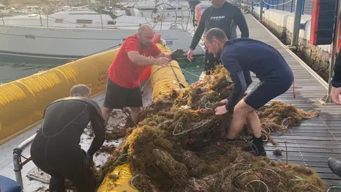 Miembros de Burbujas desembarcan la red en el Puerto Deportivo/ Cedida