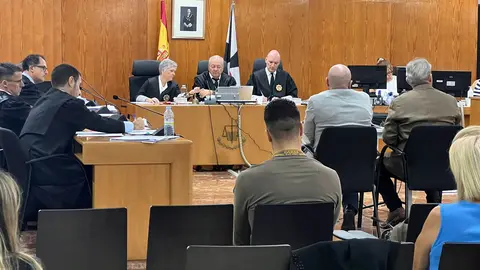 Varios acusados escuchan a los peritos durante su declaraci&oacute;n / Dani Hern&aacute;ndez