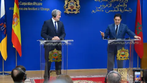 Fernando Clavijo, presidente canario,  con Nasser Bourita, ministro marroqu&iacute; de Exteriores, en Rabat esta semana /EFE