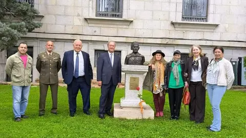 &Aacute;ngel Chamorro y Mar&iacute;a Poveda, a un lado y otro de la estatua junto a otros descendientes y estudiosos de la figura del militar navarro/ Cedida