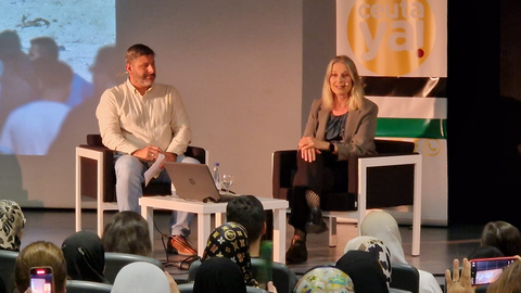 Raquel Mart&iacute;, directora ejecutiva de UNRWA Espa&ntilde;a, junto a Mohamed Mustafa, l&iacute;der de Ceuta Ya!