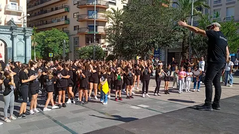 Clase abierta en la Plaza de los Reyes