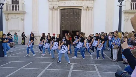 Ofrenda floral del Encuentro Coreogr&aacute;fico