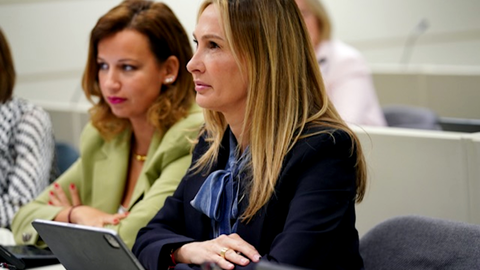 La senadora por Ceuta, Cristina D&iacute;az (delante) y la senadora por Melilla, Isabel Moreno (detr&aacute;s), en la Comisi&oacute;n de Exteriores