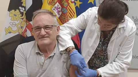  Lopera se ofrece voluntario a recibir la primera vacuna de la campa&ntilde;a de la gripe 2022 