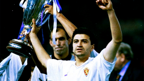 Mohamed Ali Amar Nayim levantando la Recopa de Europa 