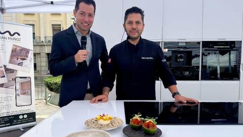 Diego Gallegos junto a Manu Balancina al finalizar el primer showcooking de este mi&eacute;rcoles / Mohammed Ettouileb