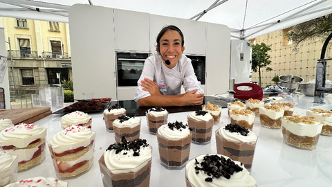 Alma Cupcakes junto a los postres que ha elaborado este mi&eacute;rcoles en la plaza de los Reyes