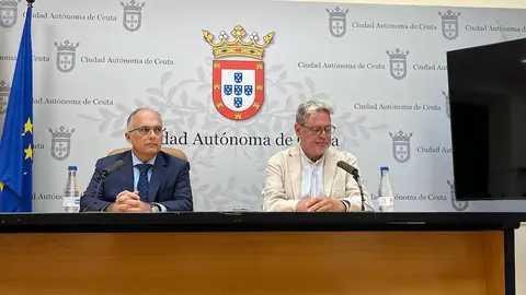  Por la izquierda, Alberto Gait&aacute;n y Emilio Carreira durante la comparecencia. 