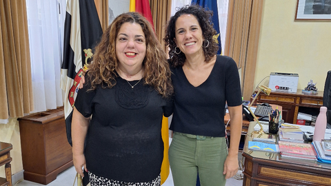 La galardonada, Gema Prieto, junto a la delegada del Gobierno, Cristina P&eacute;rez