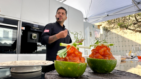 Diego Gallegos, chef de 'Sollo', durante su showcooking de esta semana en la plaza de los Reyes / Mohammed Ettouileb