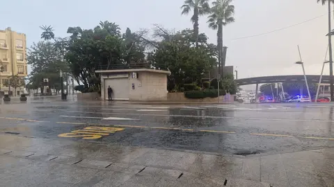Los primeros charcos ya se notan en Plaza de la Constituci&oacute;n / Laura Ortiz