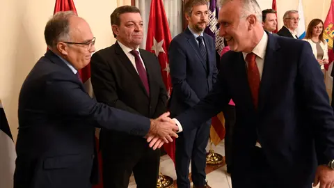 Gait&aacute;n saluda al ministro de Presidencia, Angel V&iacute;ctor Torres