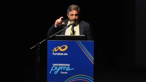  Antonio de Luis, director gerente de Fundae sobre el escenario del Revell&iacute;n. 